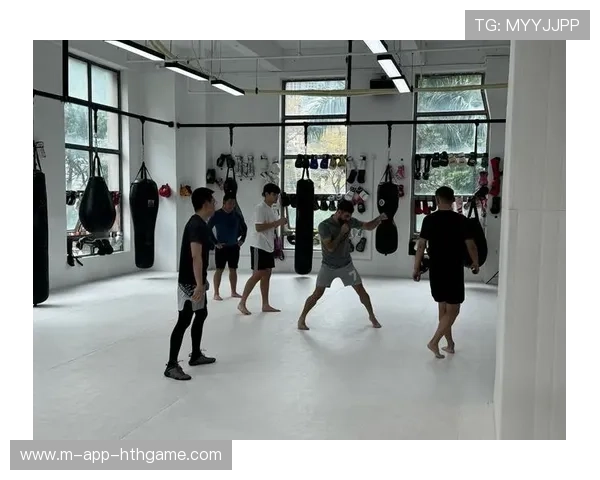 拳击教练组强化步伐变化训练，选手移动更加灵活